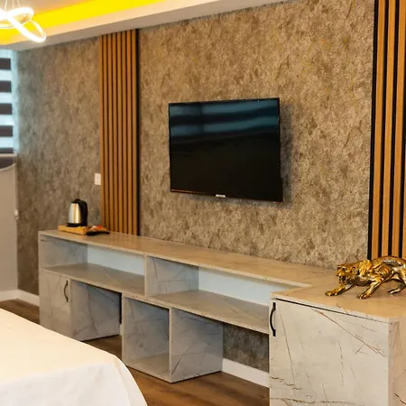 Отель The Hera Business & 4*